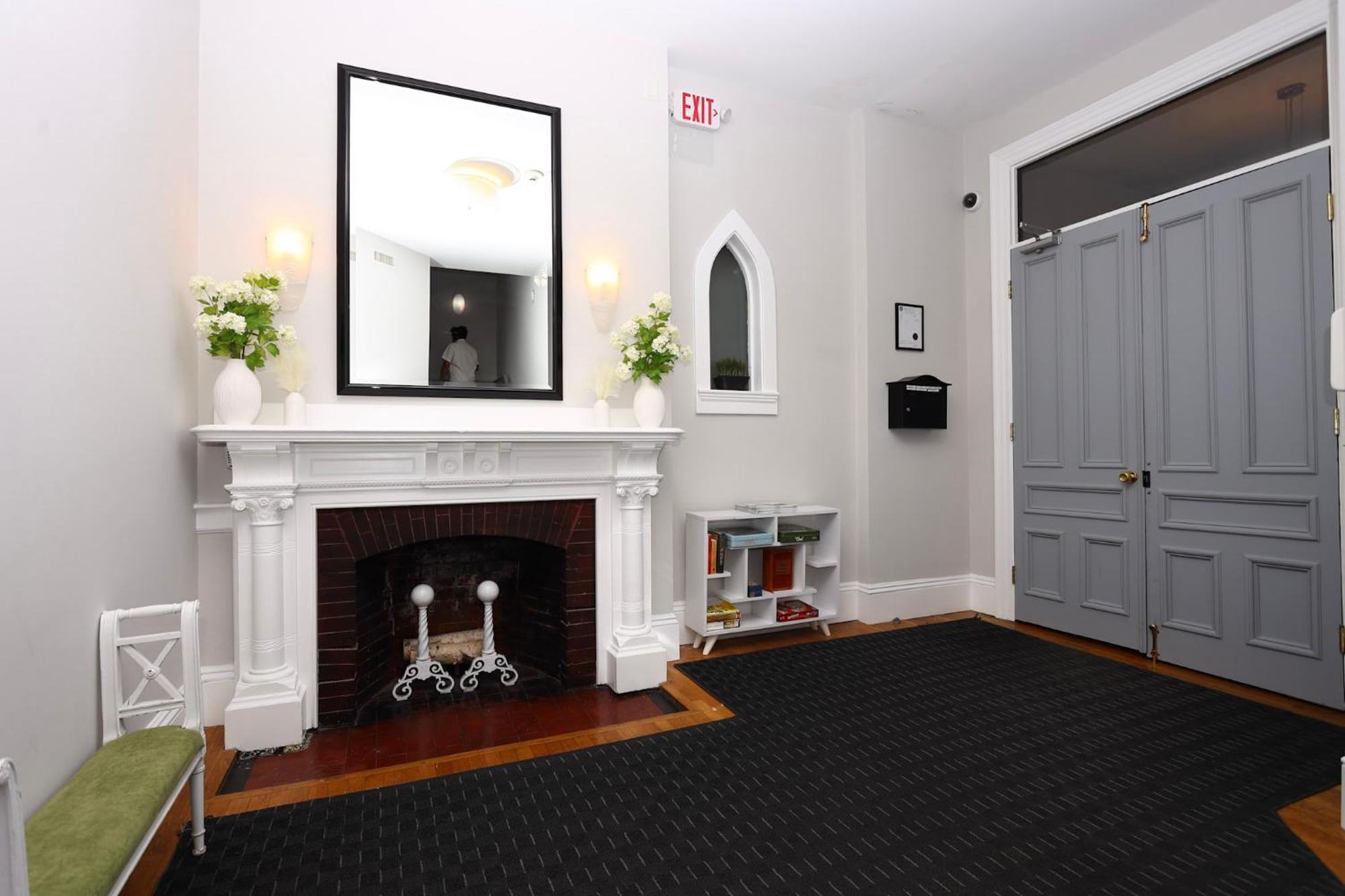 Stylish Newbury Street Studio, #2 Бостън Екстериор снимка